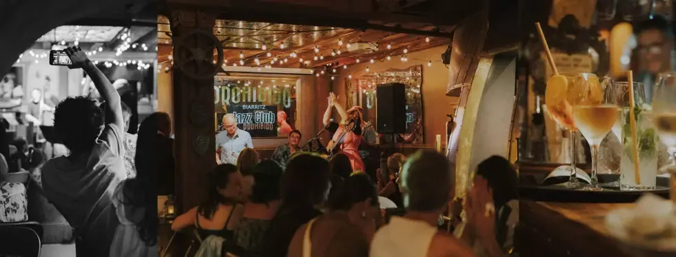 piano bar scene ouverte au chapeau